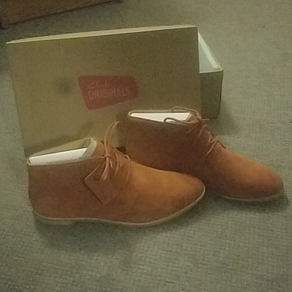 Women's Size 9.5 Clarks Phenia Desert Boots